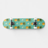 Helle Ananas auf geometrischem Muster Skateboard (Horizontal)