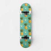 Helle Ananas auf geometrischem Muster Skateboard (Vorderseite)