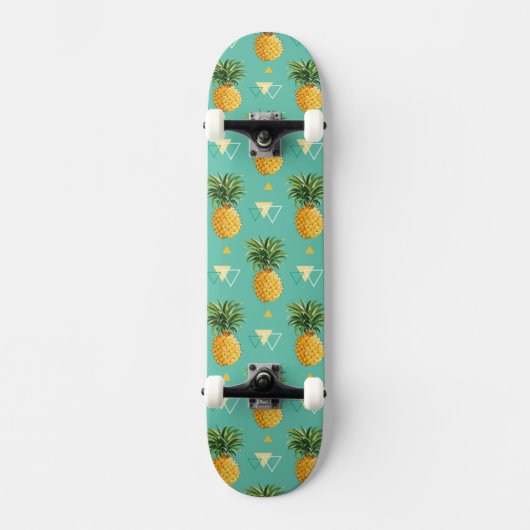 Helle Ananas auf geometrischem Muster Skateboard (Vorderseite)