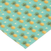 Helle Ananas auf geometrischem Muster Tischdecke (Schrägansicht)