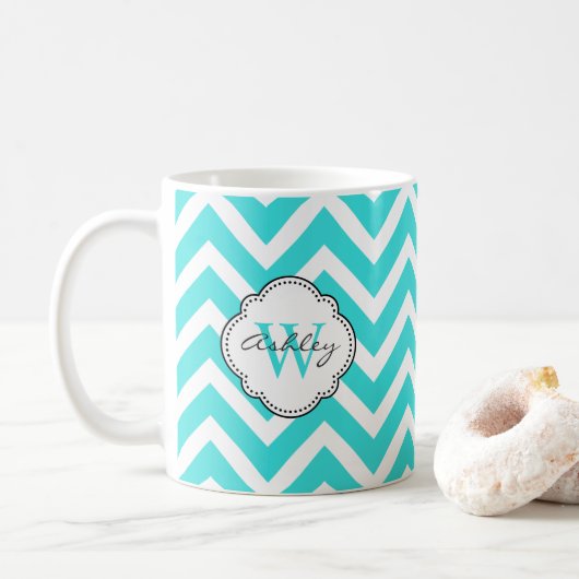 Helle Aquamarine Zickzack Streifen mit Monogramm Kaffeetasse (Mit Donut)