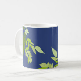 Helle Blätter auf Blauem Kaffeetasse
