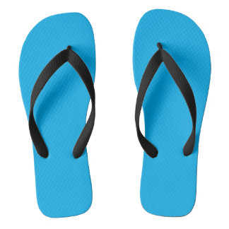 helle blaue Flip-Flops mit schwarzen Riemen Badesandalen