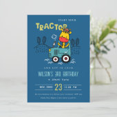 Helle blaue Giraffe in Traktorenjungen zum Geburts Einladung (Stehend Vorderseite)