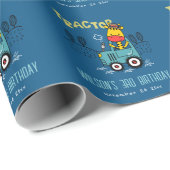 Helle blaue Giraffe in Traktorenjungen zum Geburts Geschenkpapier (Rolleneckpunkt)