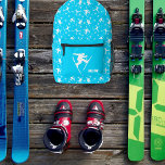 Helle blaue Skifahrer und Skitouren Winterthema Bedruckter Rucksack<br><div class="desc">Zeigen Sie mit diesem personalisierten Rucksack Ihre Liebe von Ski- und Skispuren ab. Hier finden Sie Abbildungen von Skifahrern,  die Skitouren machen,  sowie Schneeflocken in weißem Set vor einem hellblauen Hintergrund. Es gibt einen Platz auf der vorderen Tasche,  um Ihre Initialen oder anderen Text hinzuzufügen.</div>