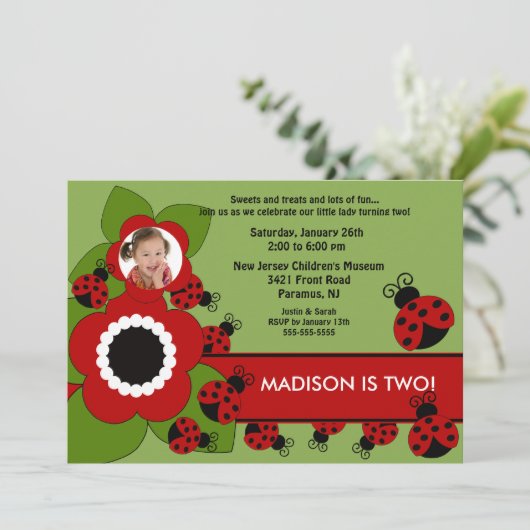 Helle Blume & Ladybug Foto Geburtstag Einladung (Stehend Vorderseite)