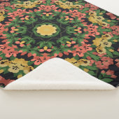 Helle Blumenmandala mit roten und gelben Blumen. Sherpadecke (3/4)