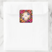 Helle Blumenrahmen mit farbenfrohen Vögeln in der  Quadratischer Aufkleber (Tasche)