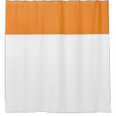 Helle, breite Mandarine Orange Top Strip auf Weiß Duschvorhang (Vorderseite)