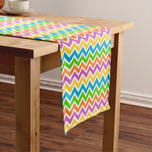 Helle Chevron-Muster Kurzer Tischläufer (Beispiel)