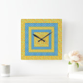 Helle Daffodien, Jumbo-Weiße Polka-Punkte auf blau Quadratische Wanduhr (Zuhause)