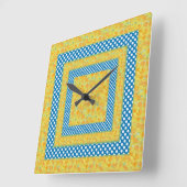 Helle Daffodien, Jumbo-Weiße Polka-Punkte auf blau Quadratische Wanduhr (Winkel)
