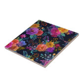 Helle exotische Blume blüht auf schwarz Vintag Fliese (Seite)