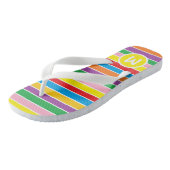 Helle, farbenfrohe, regenbogenfarbene, gestreifte  badesandalen (Schrägansicht)