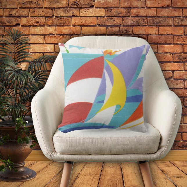 Helle farbenfrohe Segelboote Flaggen Blaues Wasser Kissen (Bright colourful abstract sailboats in lake on home decor pillow.)