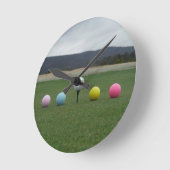 helle farbige Golfbälle auf einem Berg Runde Wanduhr (Winkel)