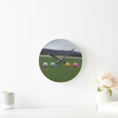 helle farbige Golfbälle auf einem Berg Runde Wanduhr (Zuhause)