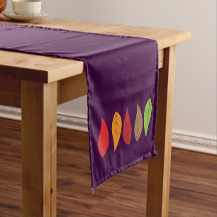Helle farbige Herbstblätter auf dunklem Violett Kurzer Tischläufer