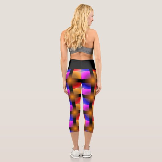 Helle, farbige Quadrate auf schwarzem Hintergrund Capri Leggings (Rückseite)