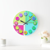 Helle, farbige Uhr (Zuhause)