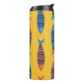 Helle Fische nahtlos. Handgezogene Seehandlung Thermosbecher (Nach links gedreht)