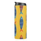 Helle Fische nahtlos. Handgezogene Seehandlung Thermosbecher (Nach rechts gedreht)