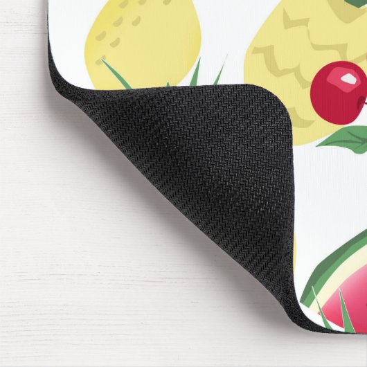 Helle Früchte und Beeren auf weiß. Mousepad (Ecke)