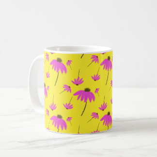 Helle gelbe Tasse mit rosa Blumen