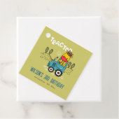 Helle grüne Giraffe in Traktorenjungen zum Geburts Geschenkanhänger (Beispiel)