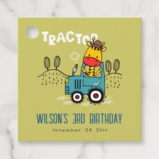 Helle grüne Giraffe in Traktorenjungen zum Geburts Geschenkanhänger (Vorderseite)