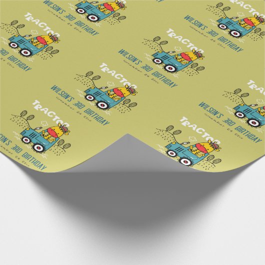 Helle grüne Giraffe in Traktorenjungen zum Geburts Geschenkpapier (Ecke)