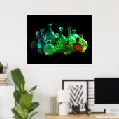 Helle grüne Glasflaschen schwarzer Hintergrund Wan Poster (Heimbüro)
