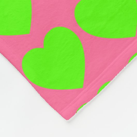 Helle grüne Herzen auf rosa Fleecedecke (Ecke)