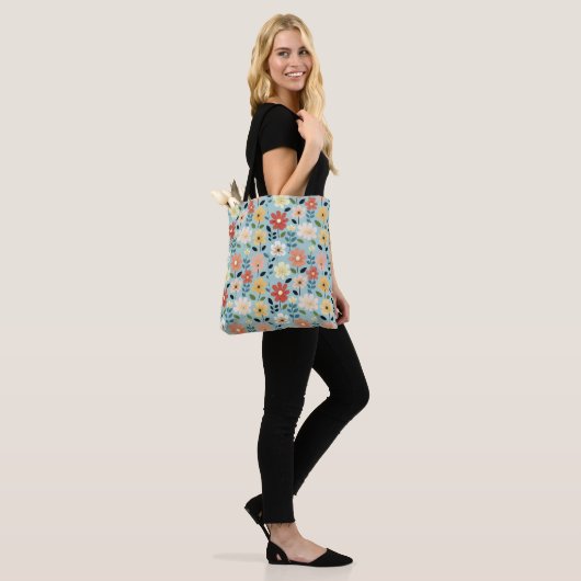 Helle, handgezeichnete Wildblumenwiese Tasche (Am Model)