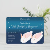 Helle Hausschuhe Blauer Hintergrund Geburtstagsges Einladung (Stehend Vorderseite)