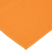 Helle, helle, goldgelbe, weiße Streifen auf orange Tischdecke (Schrägansicht)