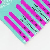 Helle lila Skis auf blauer Decke (Ecke)