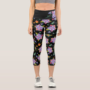 Helle lila stilisierte Akelei-Blume auf Schwarz Capri Leggings