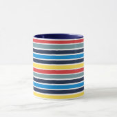 Helle, mehrfarbige horizontale Streifen. Tasse (Zentrum)