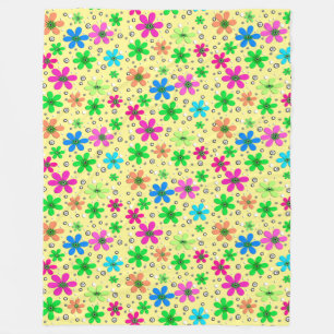 Helle, mehrfarbige Kamille-Blume auf einem gelben Fleecedecke