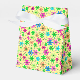 Helle, mehrfarbige Kamille-Blume auf einem gelben Geschenkschachtel