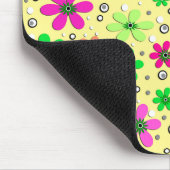 Helle, mehrfarbige Kamille-Blume auf einem gelben Mousepad (Ecke)