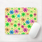 Helle, mehrfarbige Kamille-Blume auf einem gelben Mousepad (Mit Mouse)