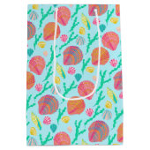 Helle Muscheln und Algenmuster Mittlere Geschenktüte (Rückseite)