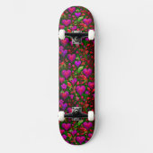 Helle Neon Rosa Herzen und grüne Blüte Skateboard (Vorderseite)