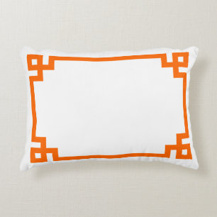 Helle orange griechische Schlüsselbordüre Dekokissen
