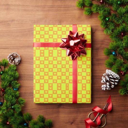 Helle orange-grüne karierte Fliese mit Herzen Geschenkpapier (Feiertagsgeschenk)