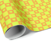 Helle orange-grüne karierte Fliese mit Herzen Geschenkpapier (Rolleneckpunkt)