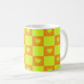 Helle Orange-Grüne Karierte Fliese Mit Herzen Kaffeetasse (VorderseiteRechts)